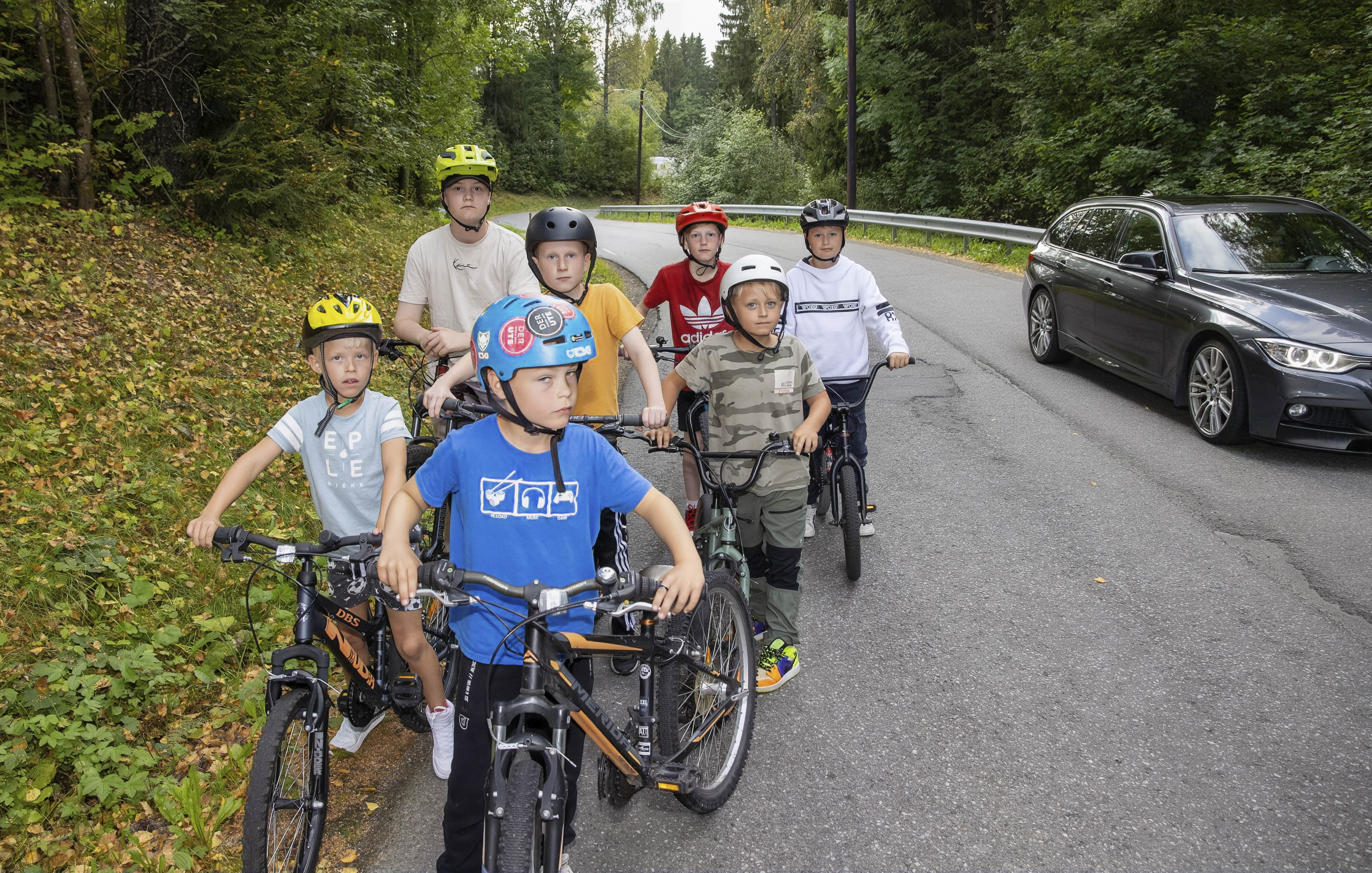 - Vi ønsker oss gang- og sykkelvei ned her, sier Ulrik Tidemand Gran, Odin Alexander Smelhus, Sebastian Mork-Hassel, Andreas Smestad, Tale Andre Moløkken Habberstad, Theo Emil Mork-Hassel og Heine Moløkken Habberstad - Vi ønsker oss gang- og sykkelvei ned her, sier Ulrik Tidemand Gran, Odin Alexander Smelhus, Sebastian Mork-Hassel, Andreas Smestad, Tale Andre Moløkken Habberstad, Theo Emil Mork-Hassel og Heine Moløkken Habberstad