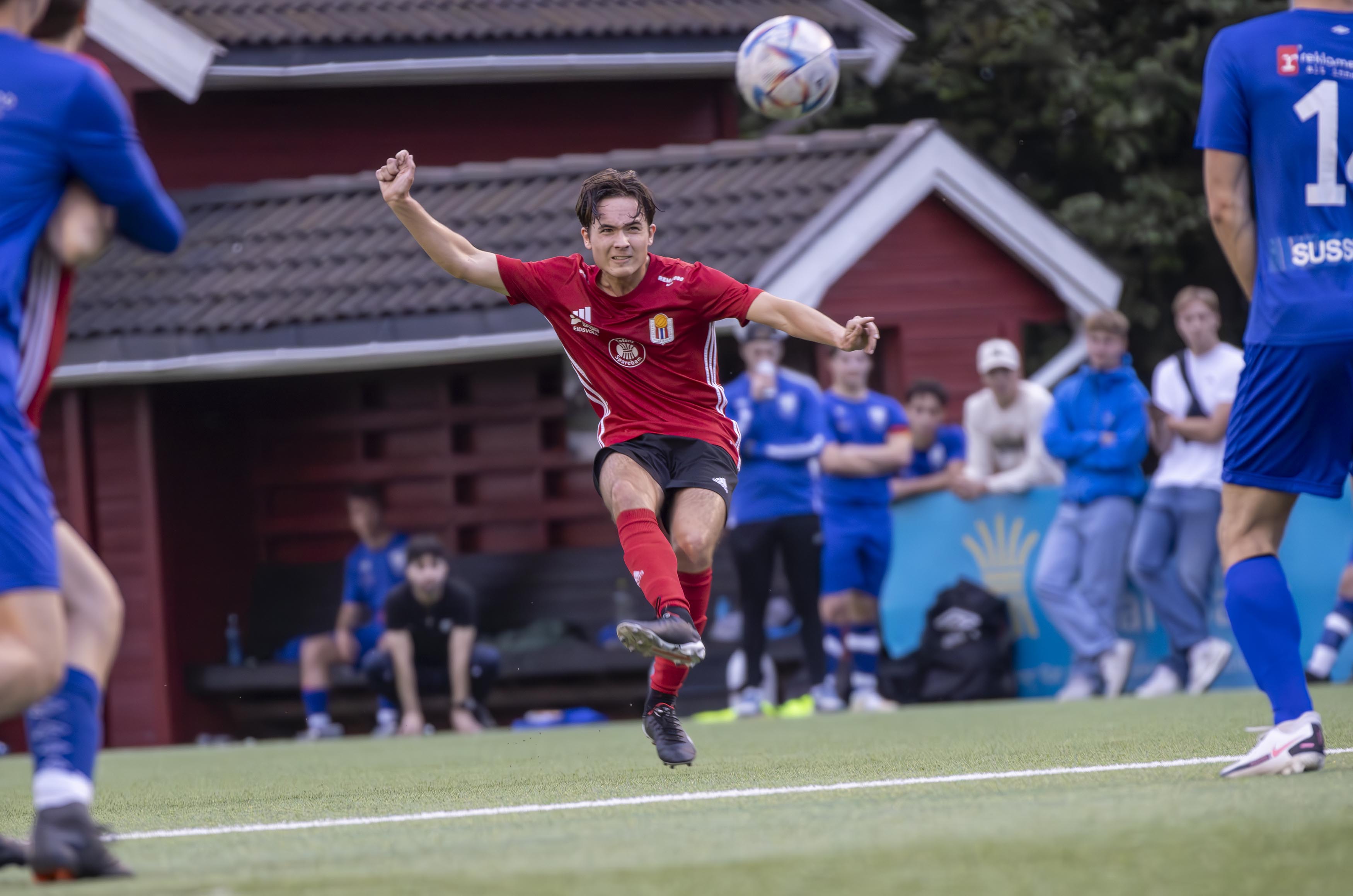Dette frisparket fra Jeremias Søbakken gikk faktisk i tverrliggeren