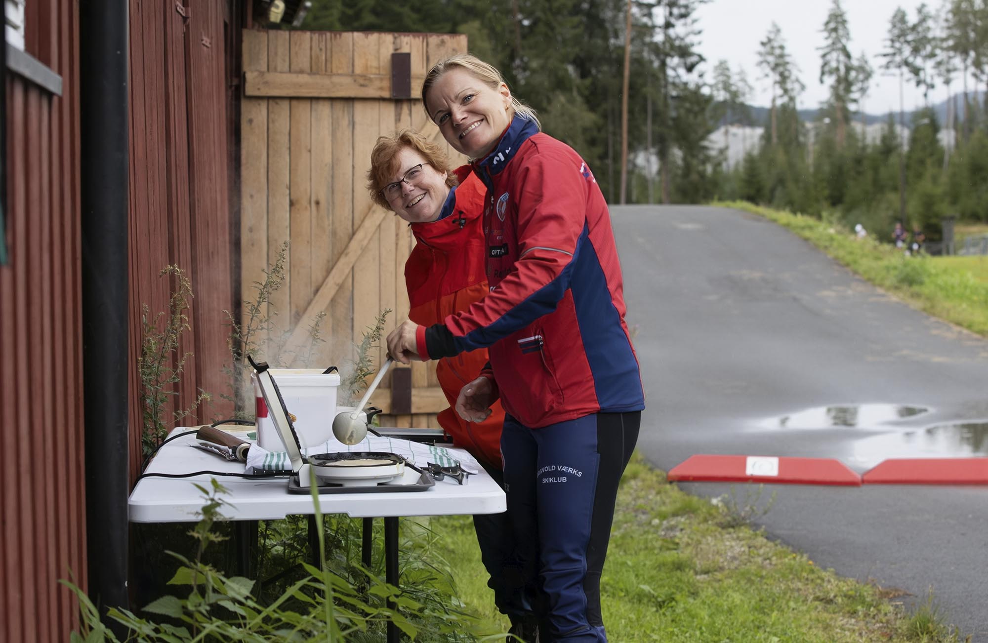 Camilla Nilsen og Marianne Lie Løkken fra Eidsvold Værks Skiklub stekte mange vafler under 6-timersløpet!