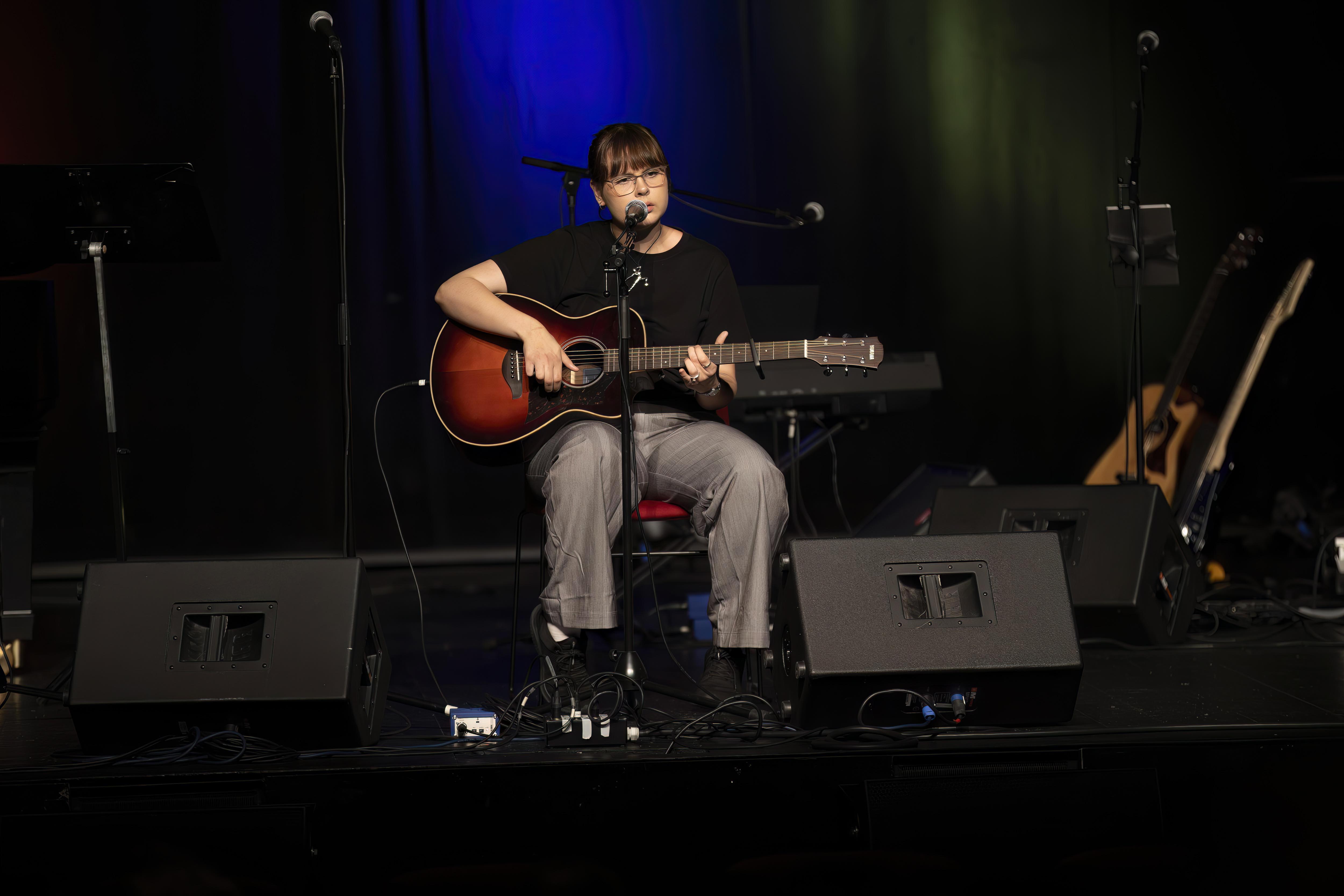 20 år gamle Andrea Lynn Sæle fremførte sin egen låt «Where I belong» med stor innlevelse