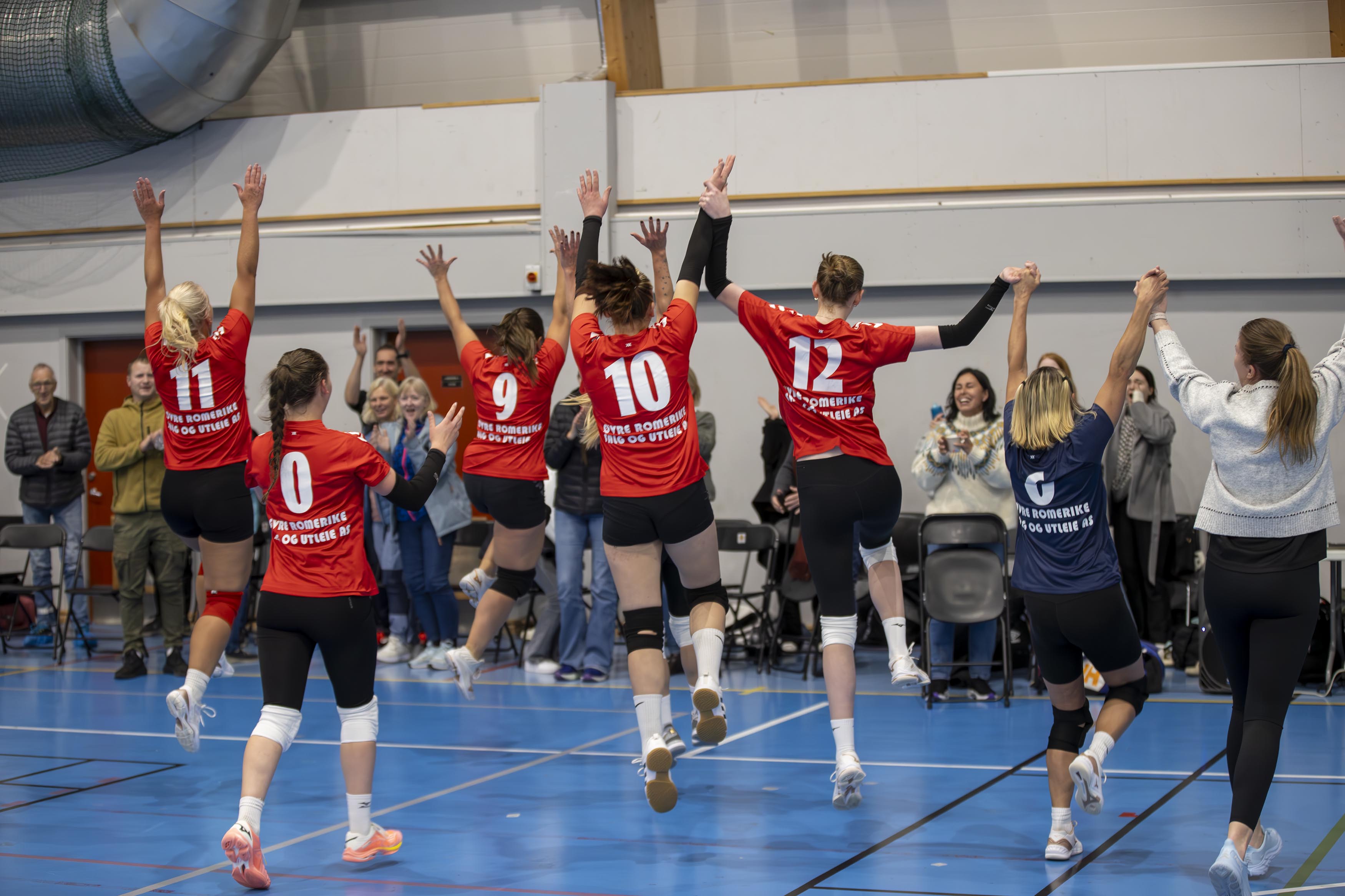 Etter kampen takket spillerne publikum for støtten Etter kampen takket spillerne publikum for støtten