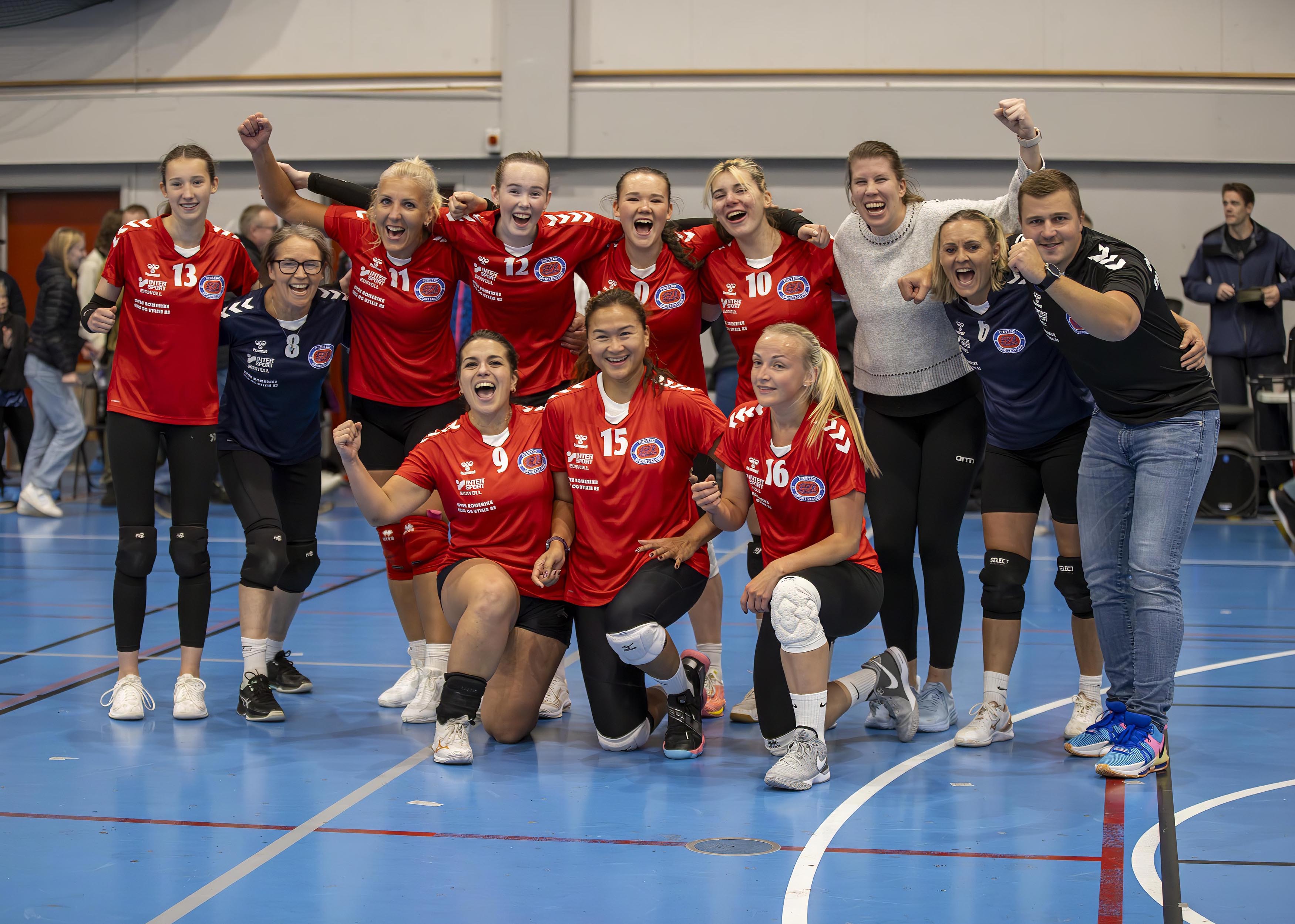 Kvinnelaget til Finstad skapte idrettshistorie i Råholthallen mandag kveld Kvinnelaget til Finstad skapte idrettshistorie i Råholthallen mandag kveld