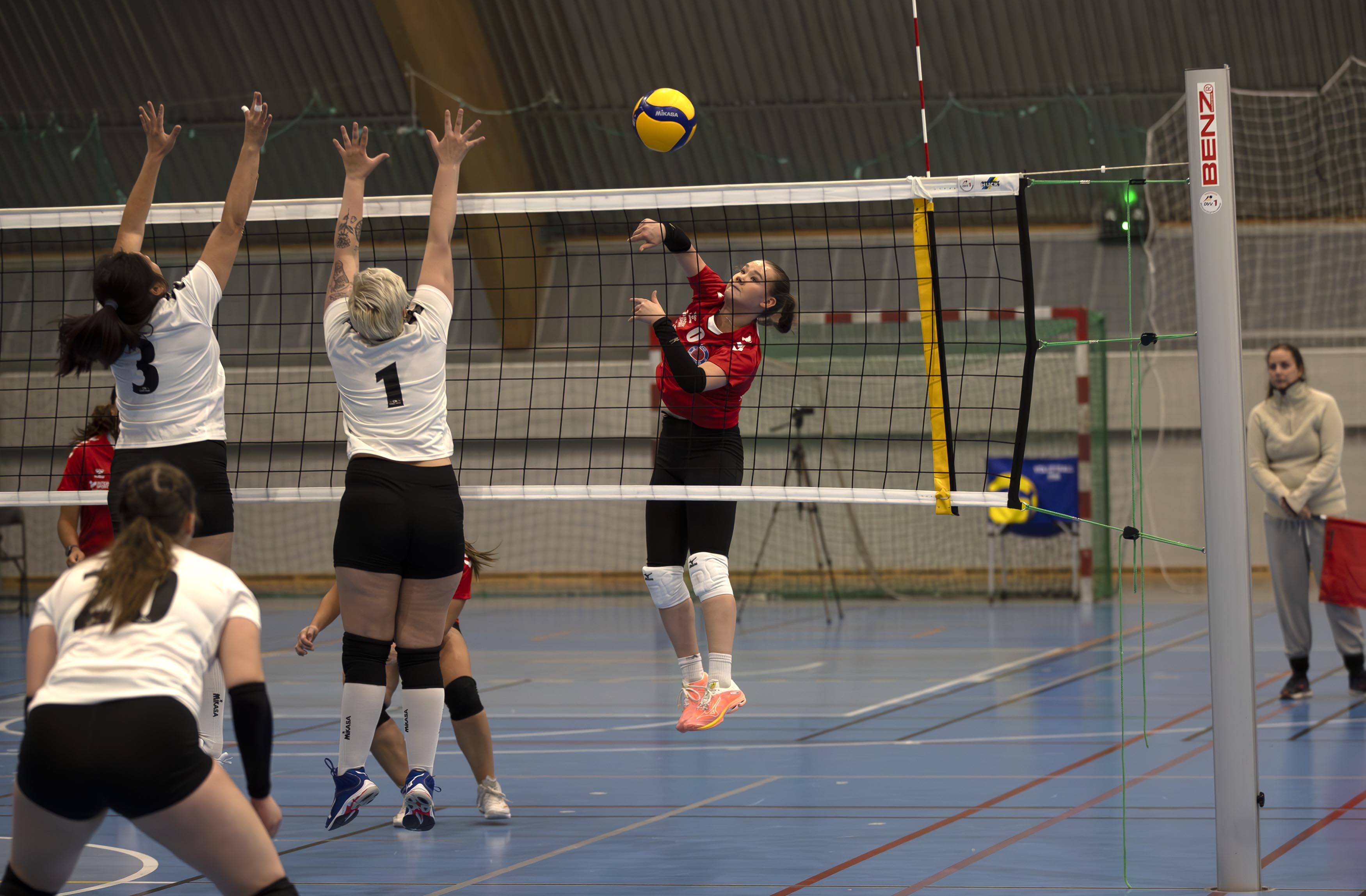 17 år gamle Frid Yri-Hagen setter inn et poeng 17 år gamle Frid Yri-Hagen setter inn et poeng