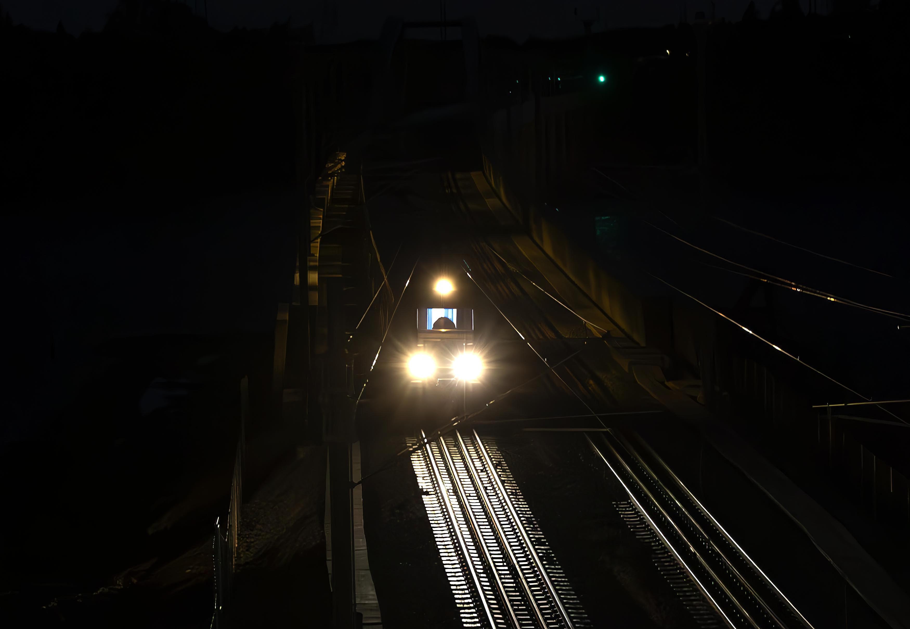 Lillehammertoget RE10 fikk æren av å være det første passasjertoget over Minnevika jernbanebru