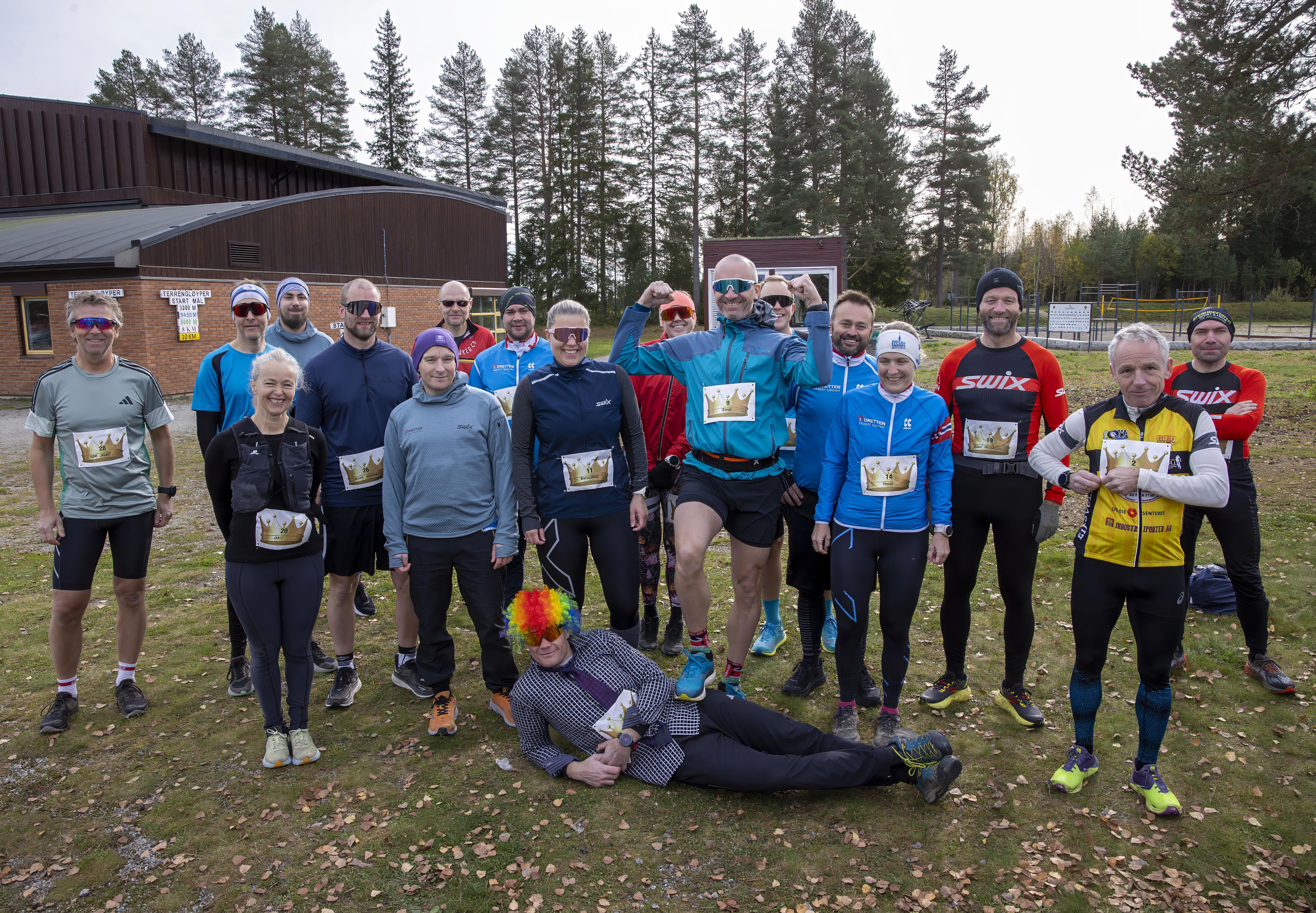 Anders Bernhoft, Einar Hagemann og resten av gjengen klare for 10.6 tunge kilometer i skogen på Sessvoll Anders Bernhoft, Einar Hagemann og resten av gjengen klare for 10.6 tunge kilometer i skogen på Sessvoll