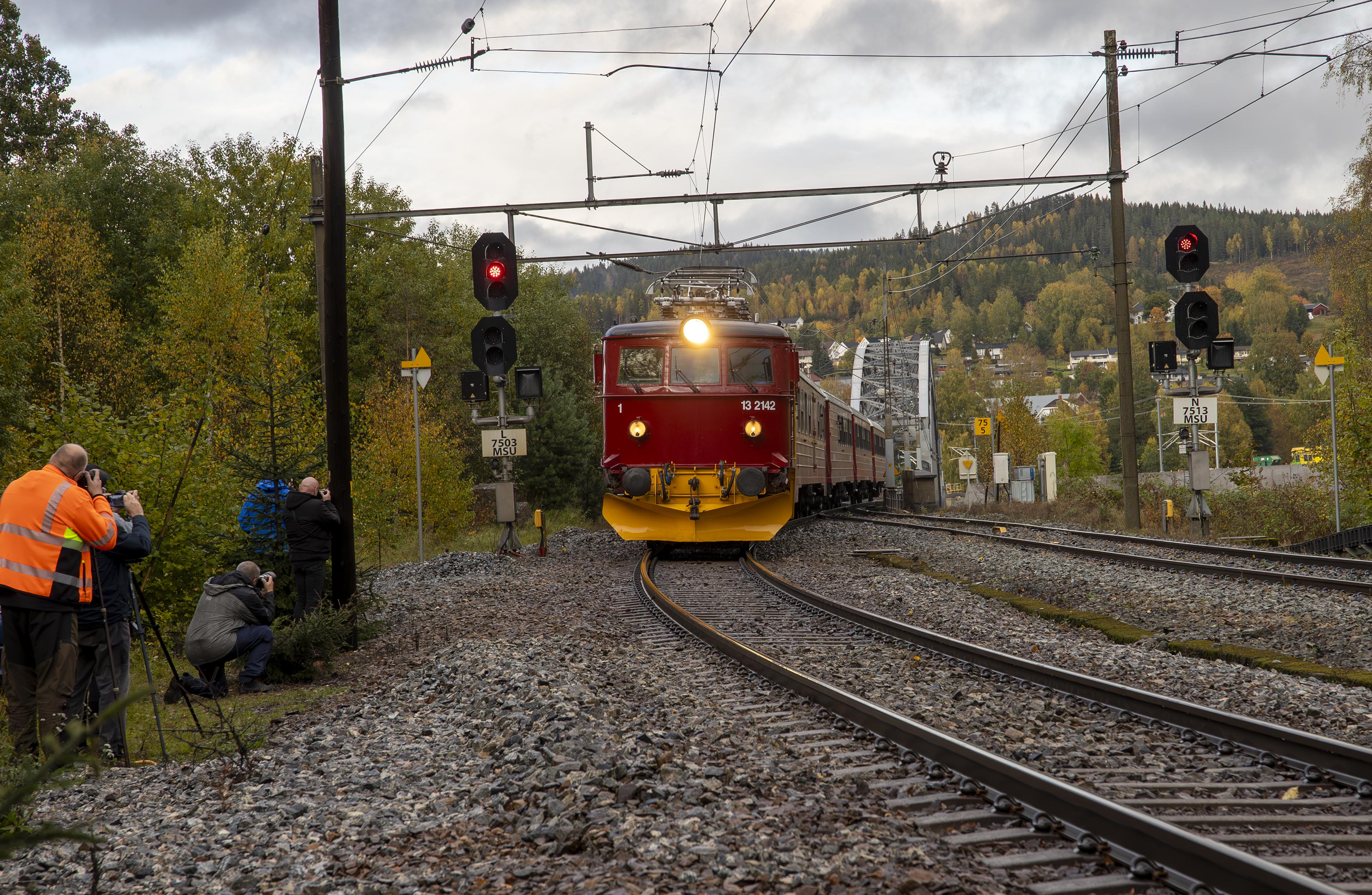 Lokomotivet El 13.2142 trekker Stålvogntoget over gamlebrua for nest siste gang