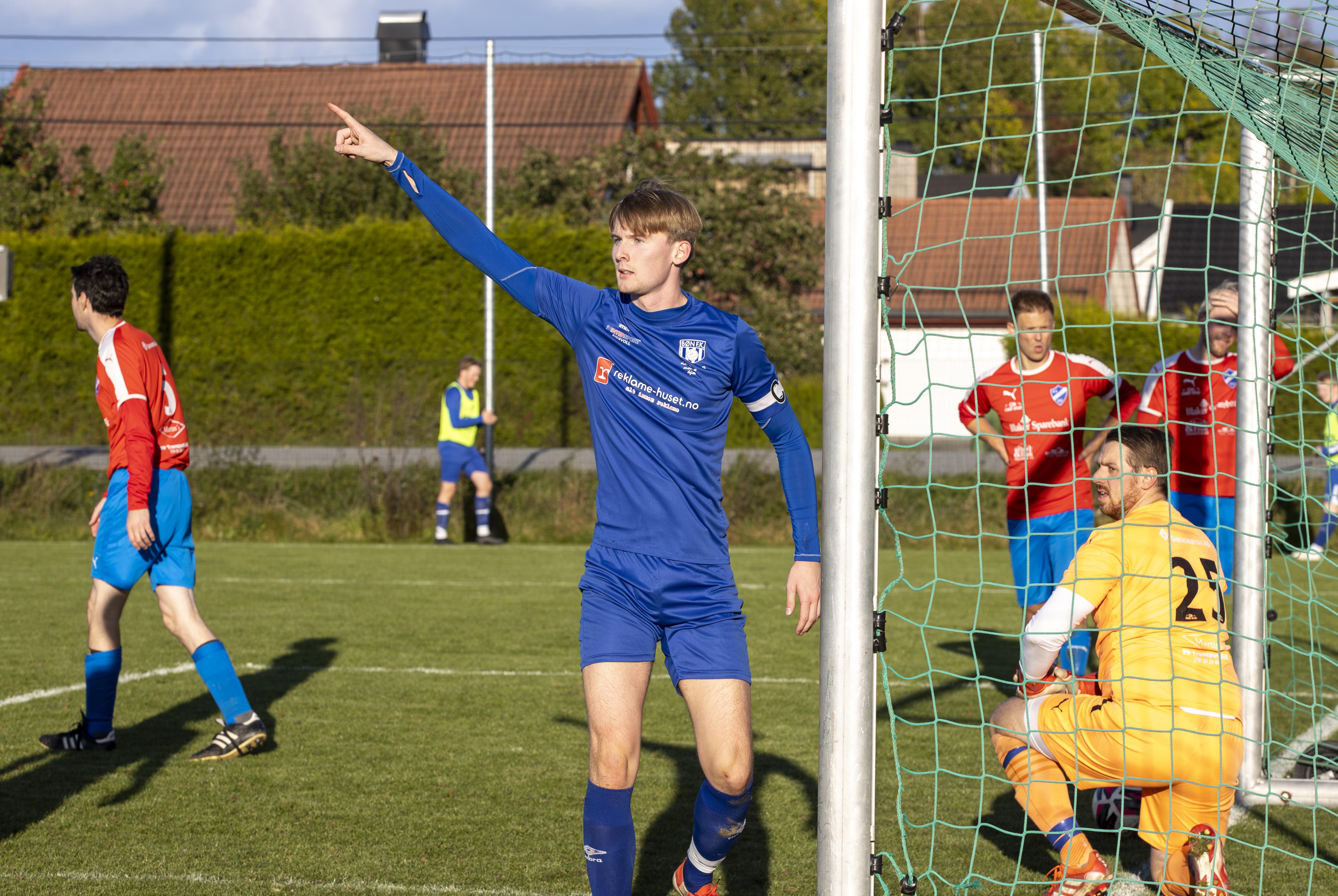 Dan-Remy Tollefsen Dahl har nettopp kriget inn 2-1-scoringen etter en dødball