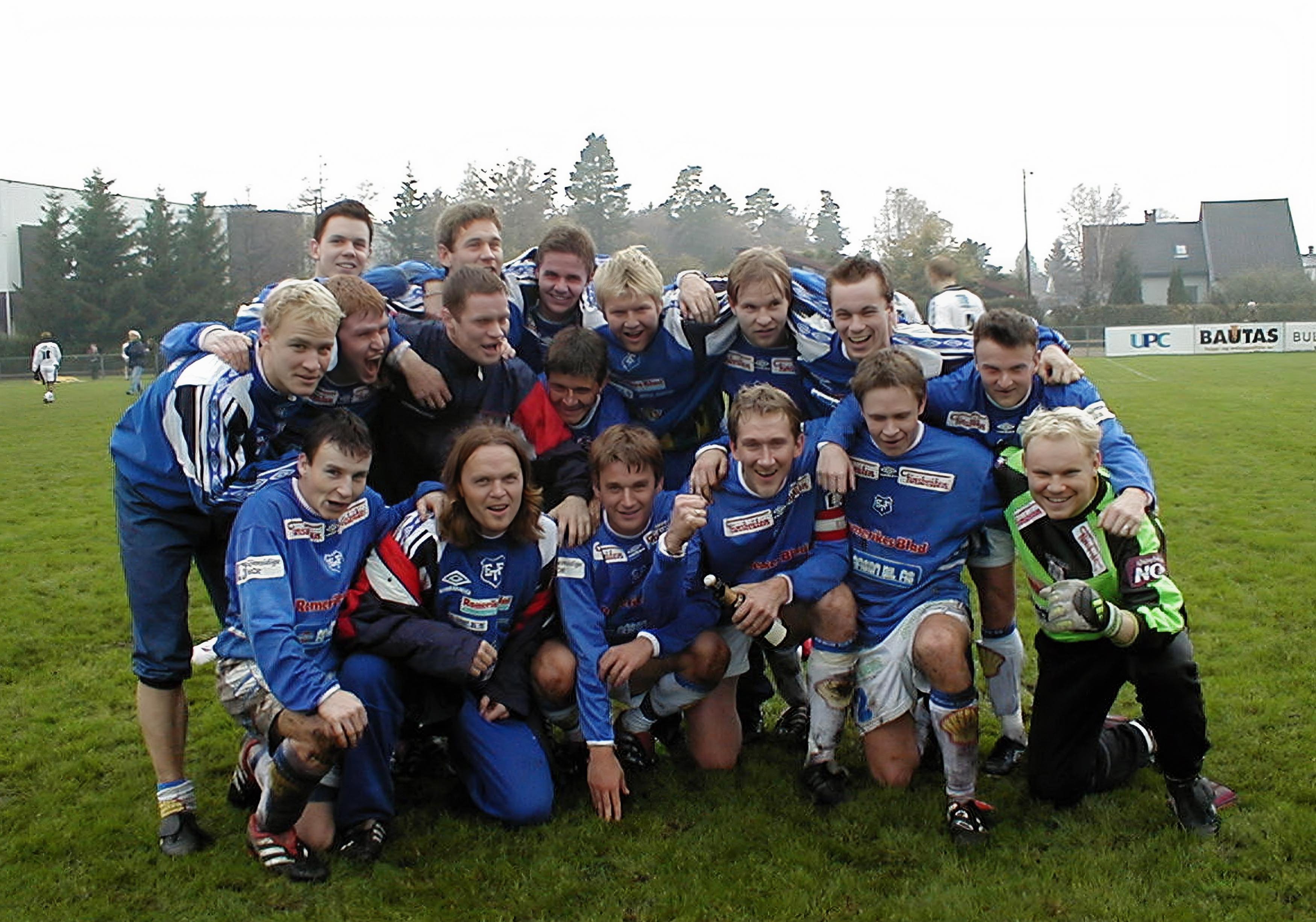 15. oktober 2000: Eidsvold Turn jubler etter seieren over Runar 3-1 15. oktober 2000: Eidsvold Turn jubler etter seieren over Runar 3-1