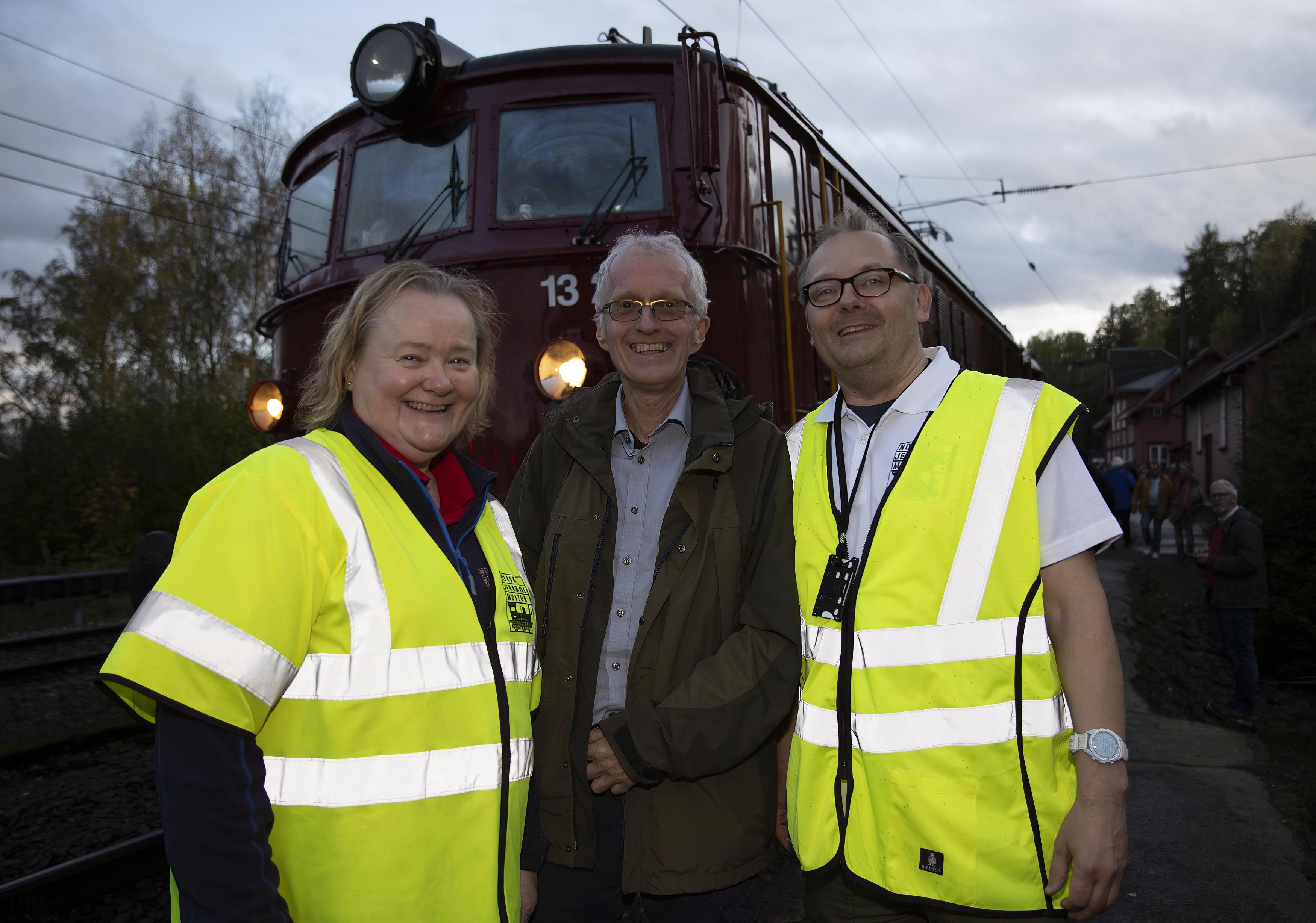 Mette Larsen (Norsk Jernbanemuseum), Olav Nordli (Kommunikasjonsrådgiver og pressekontakt i Bane NOR) og Ronald Holmstrøm (Norsk Jernbanemuseum)