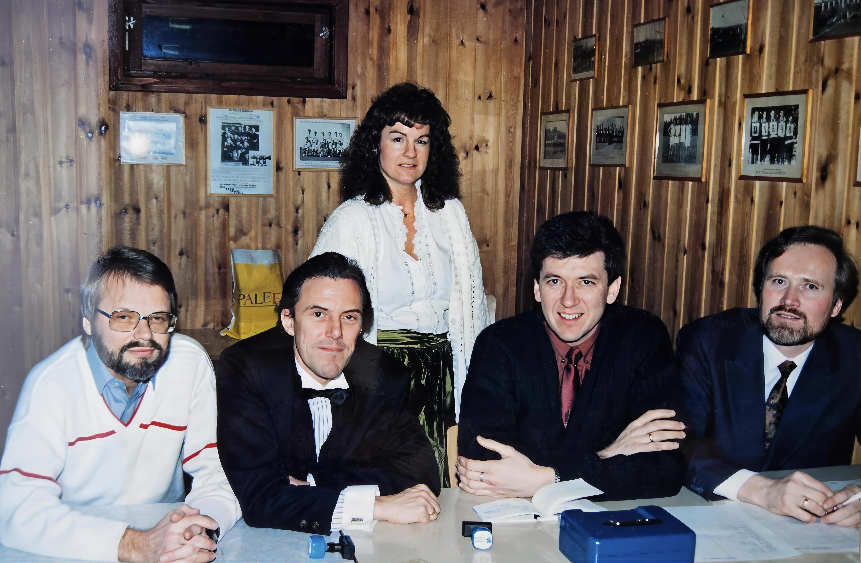 Det første styret i Eidsvoll Swingklubb. Fra venstre Jørn Nordheim, Vidar Vestby, Anne-Marie Kojedahl, Trond Karlsen og John Retterås Det første styret i Eidsvoll Swingklubb. Fra venstre Jørn Nordheim, Vidar Vestby, Anne-Marie Kojedahl, Trond Karlsen og John Retterås