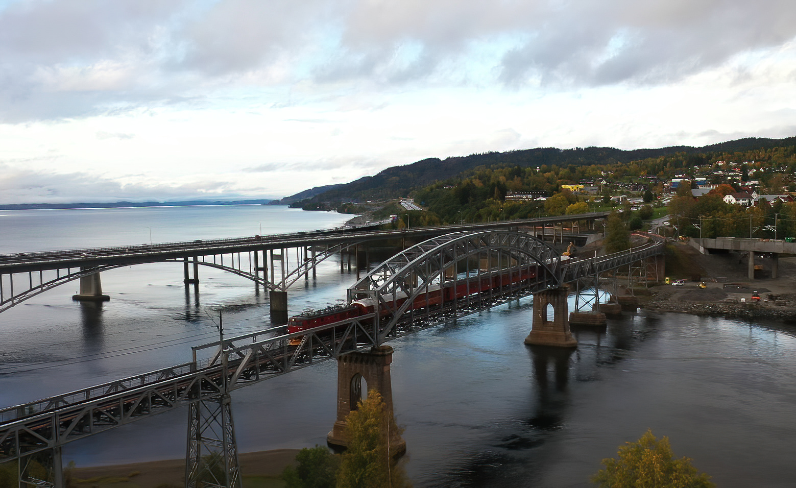 Her kjører Stålvogntoget over brua for nest siste gang