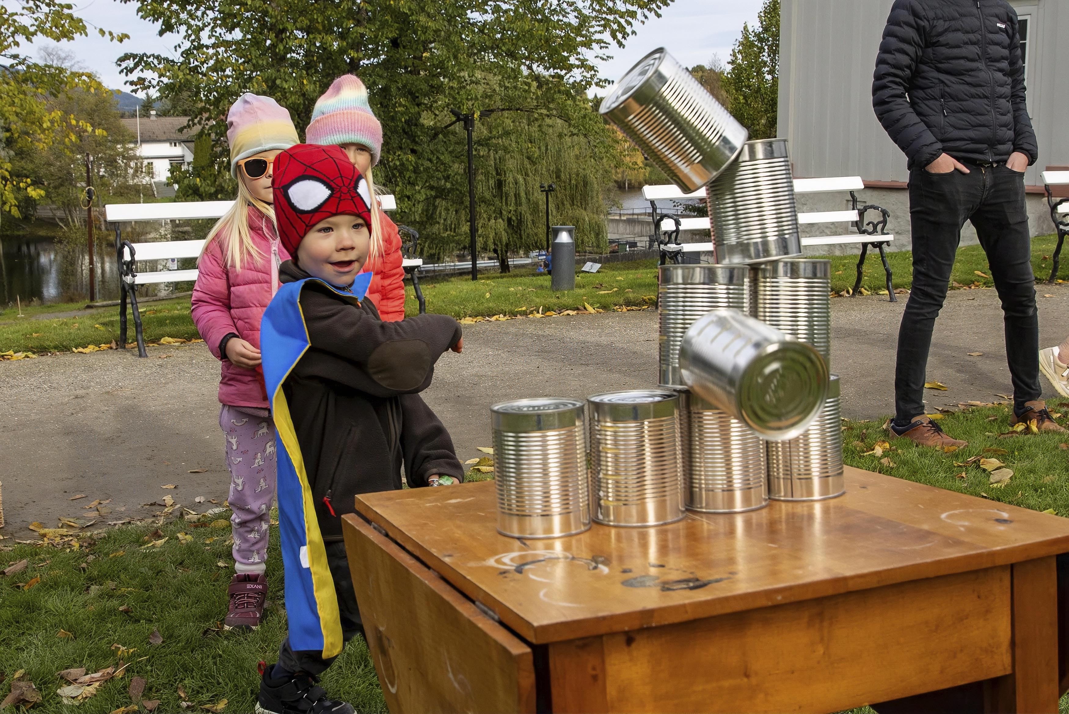 Johannes på tre år prøvde seg på bokskast - og klarte det meget bra