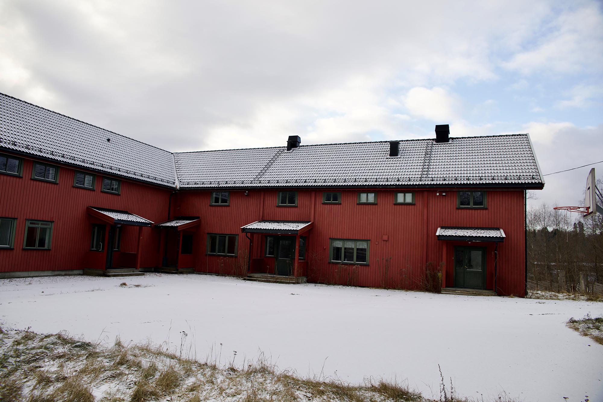 Til høyre står det som nok var det gamle barnehjemmet