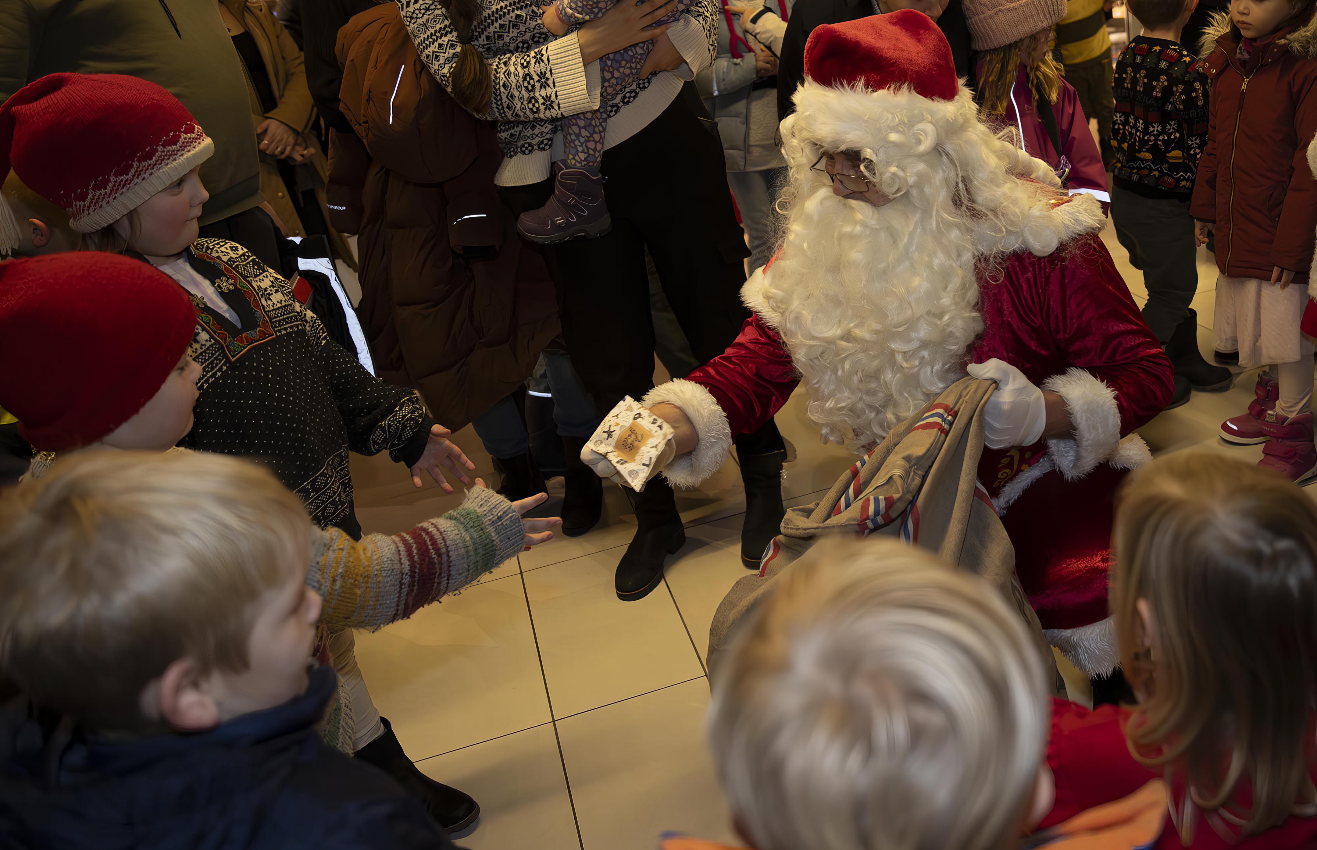 Julenissen delte ut pakker på Amfi søndag 10. desember