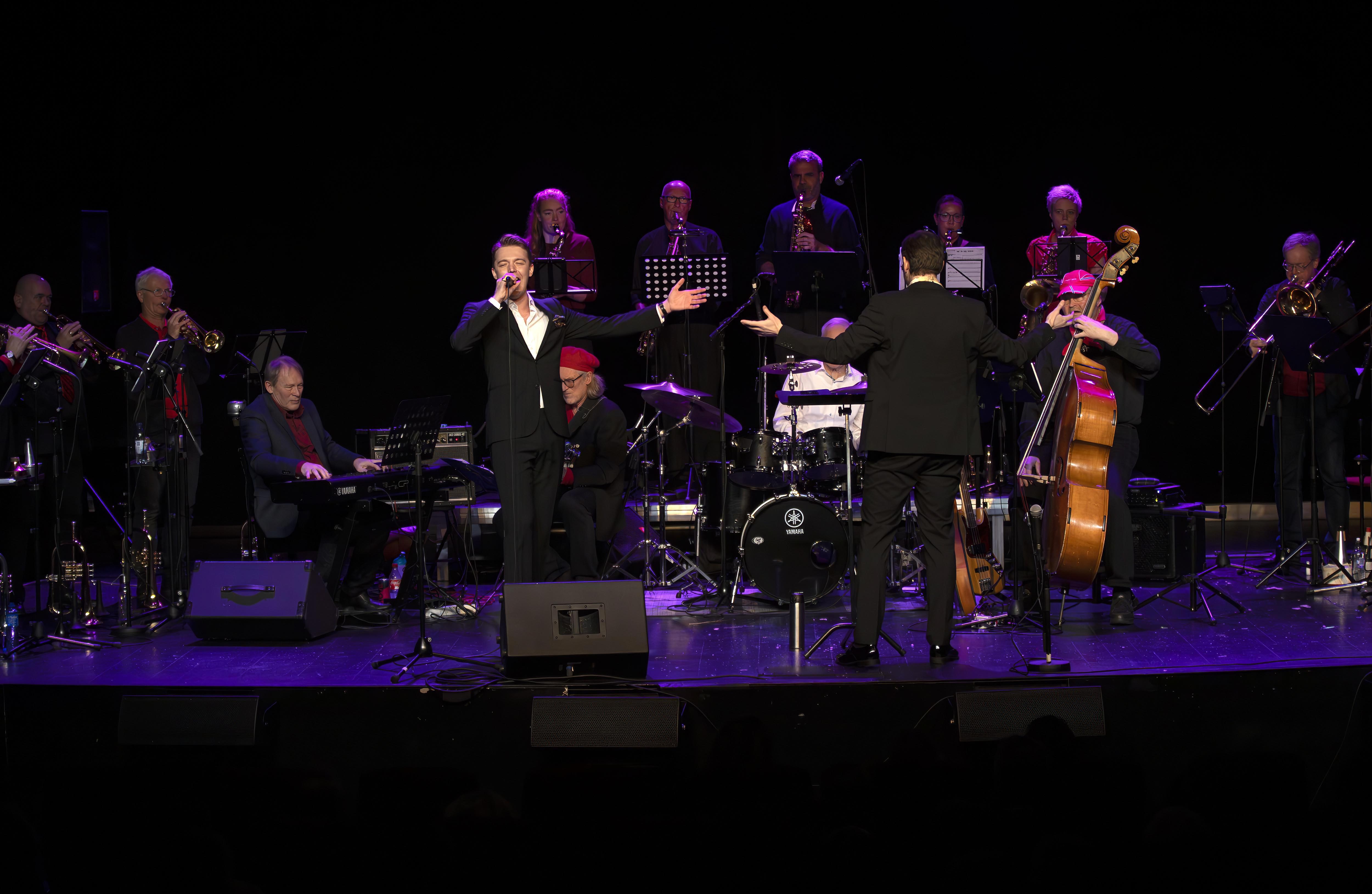 Eidsvoll Storband og gjestevokalist Knut Kippersund Nesdal i Panorama 16. desember