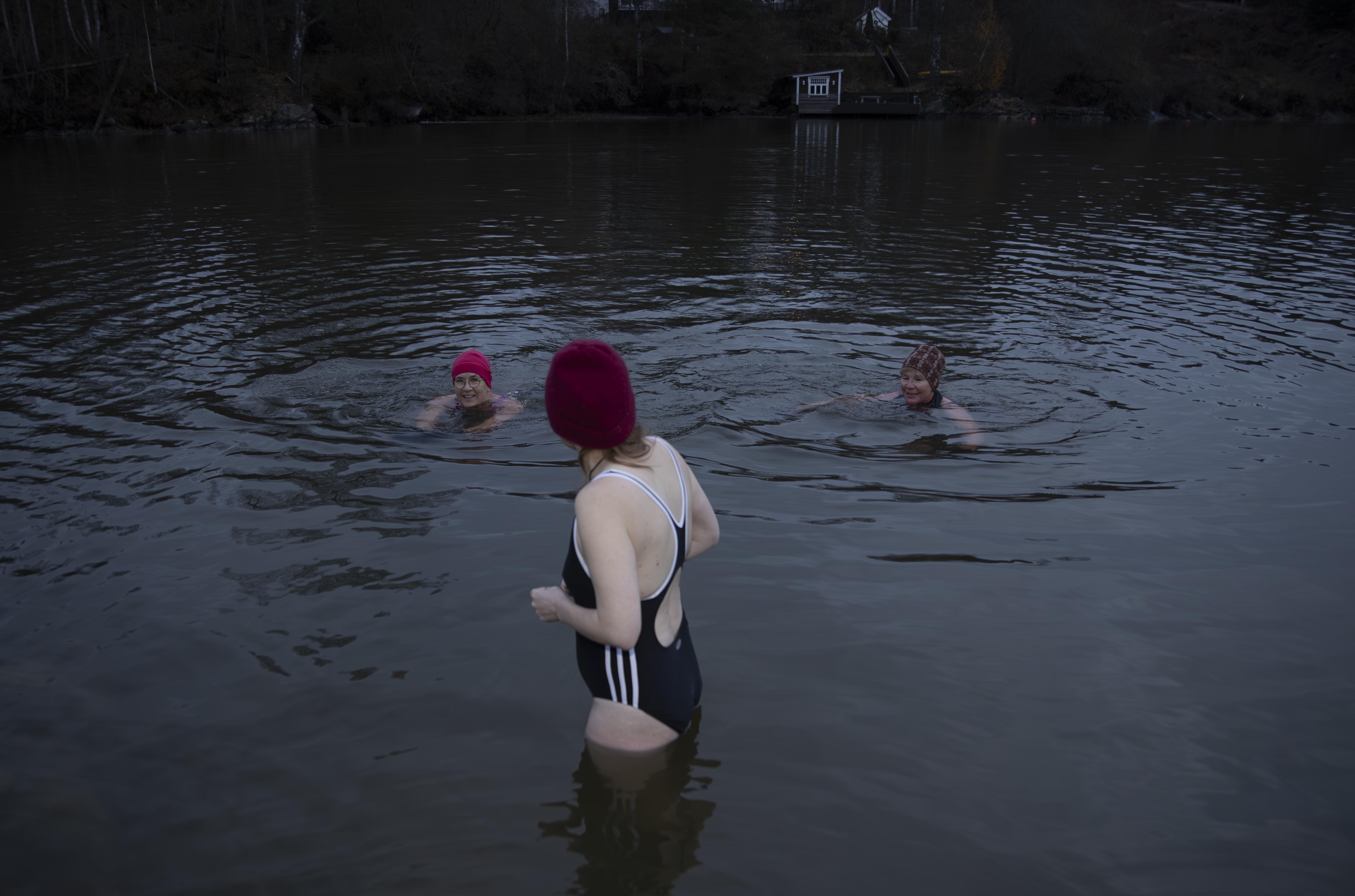 Vannet holder 5 grader: - Jeg får ny energi og varme i kroppen!