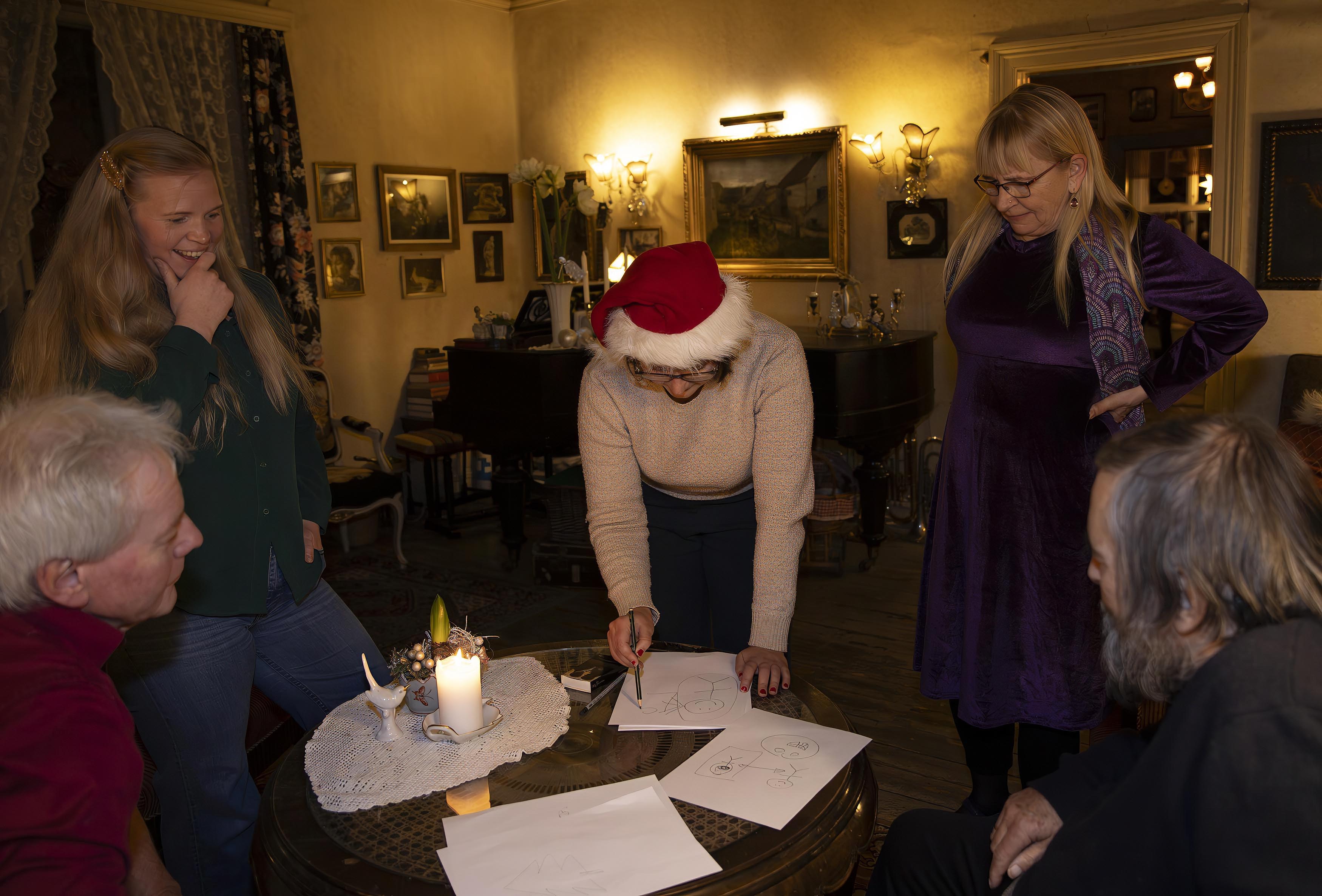 Anne Finstad tegner og forklarer under tegnestafetten Anne Finstad tegner og forklarer under tegnestafetten