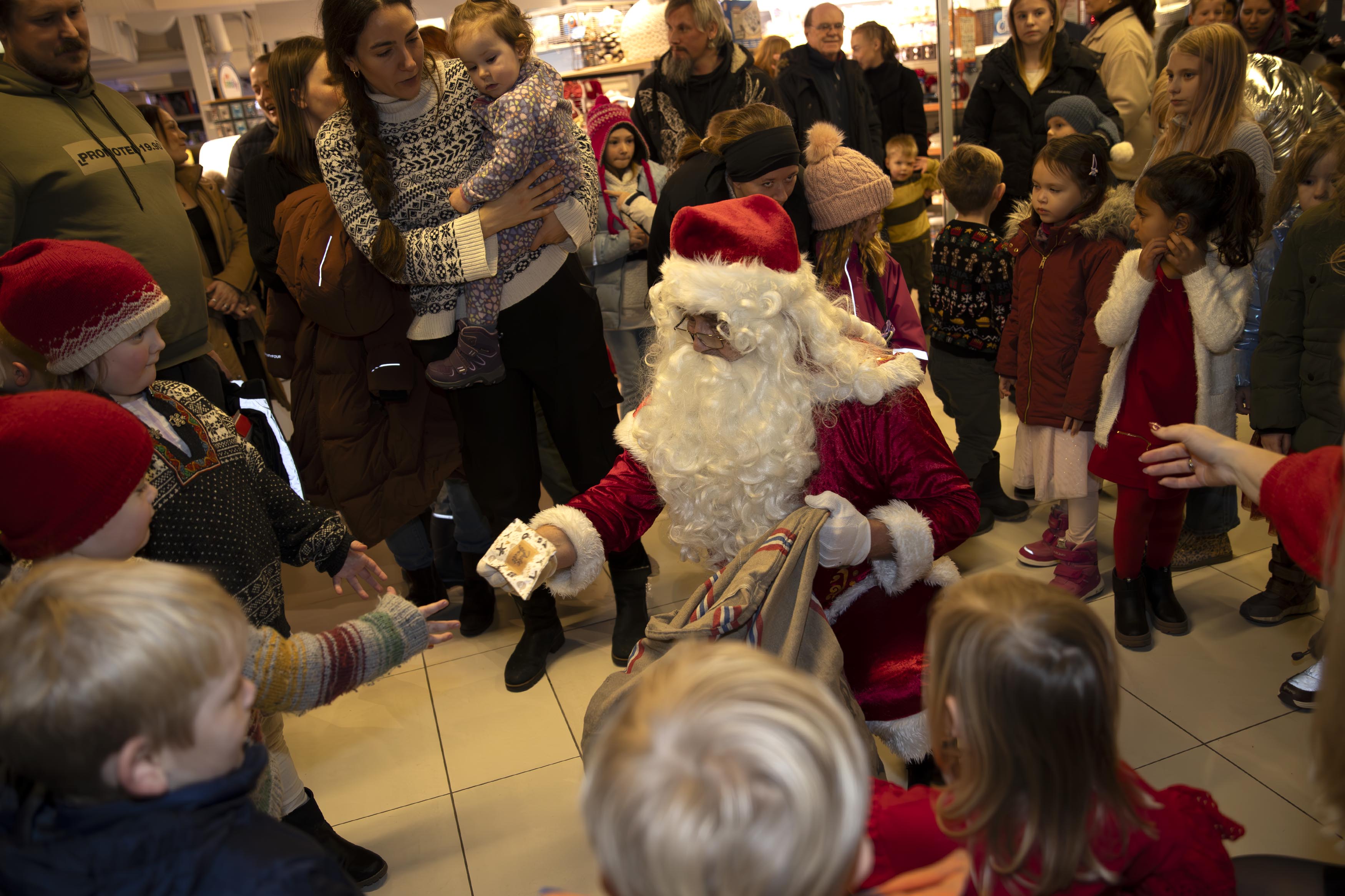 Nissen delte ut poser Nissen delte ut poser