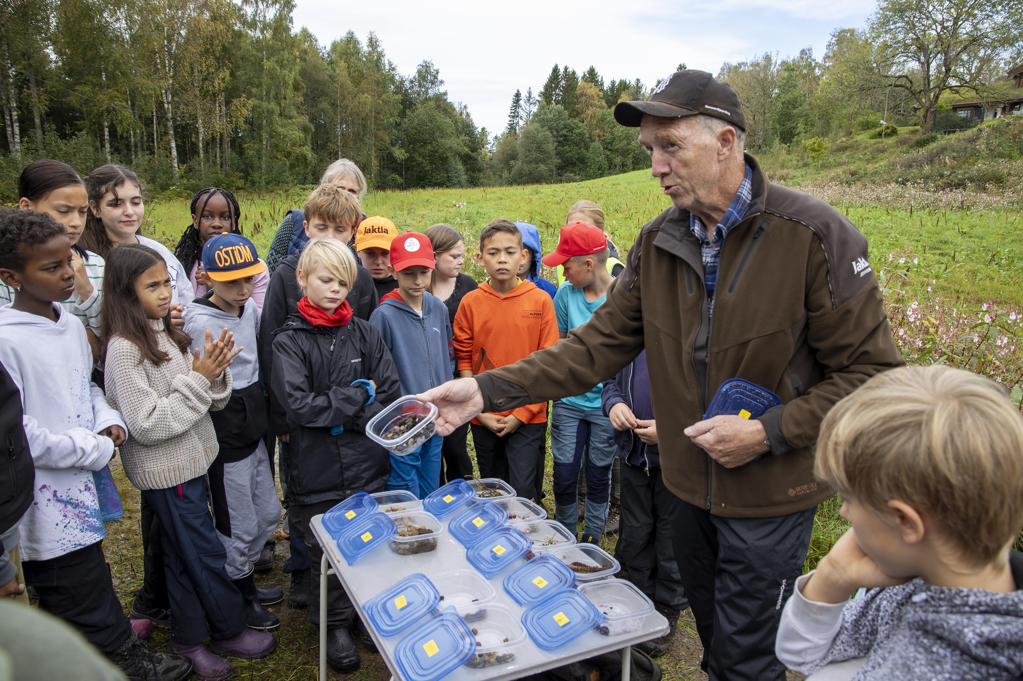 Skogskoledag på Bygdetunet: - Lukt på denna!