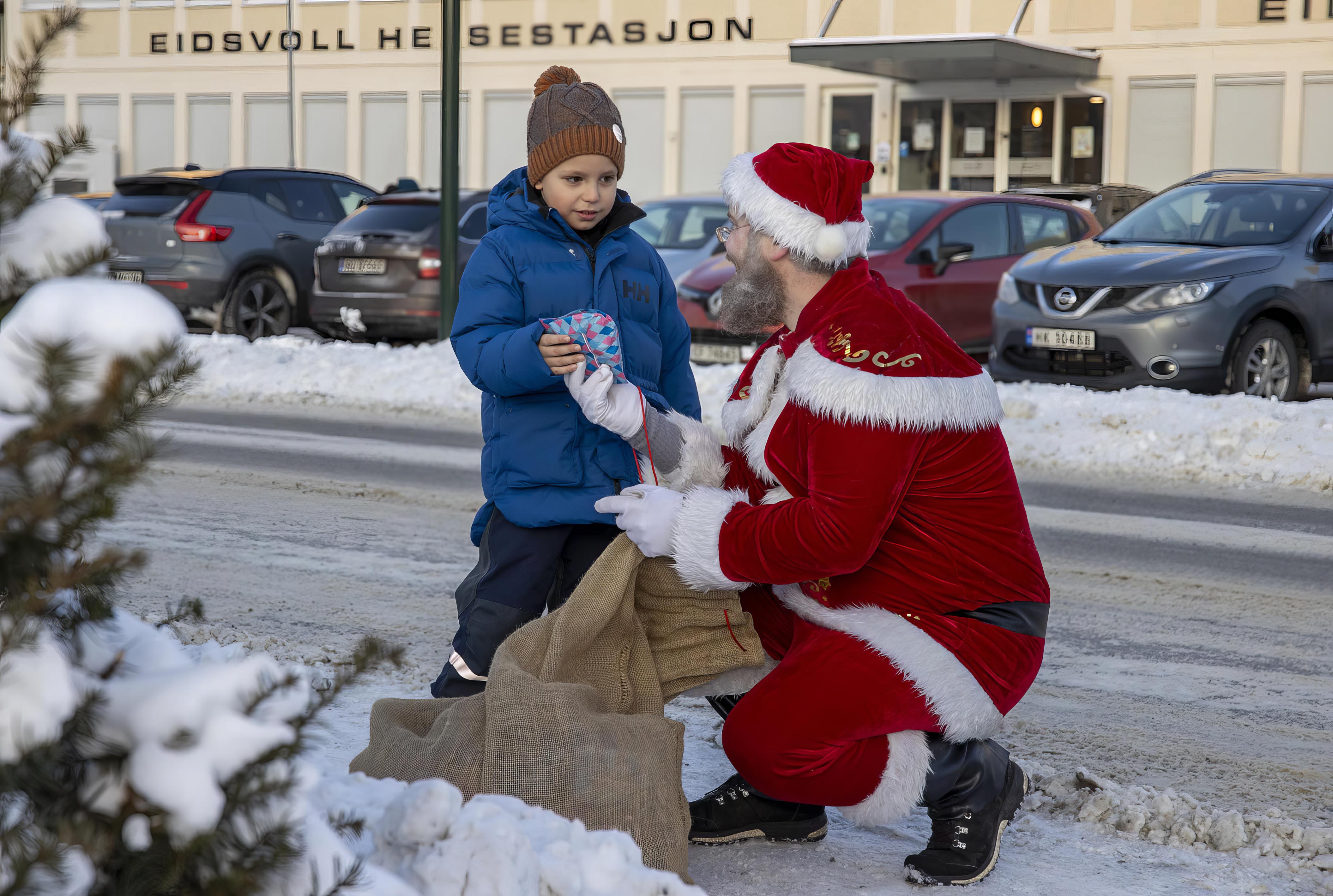 Thor-Even Skjølås deler ut pakke til Ukrainsk gutt i Sundet