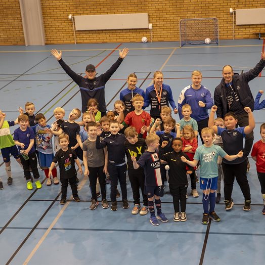 Fotballen ruller igjen