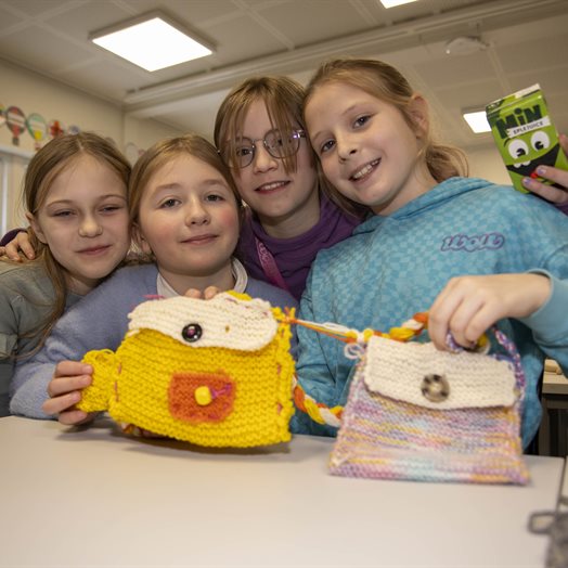 Holder tradisjonene i hevd på Vilberg barneskole: - Det er kjempegøy å strikke!