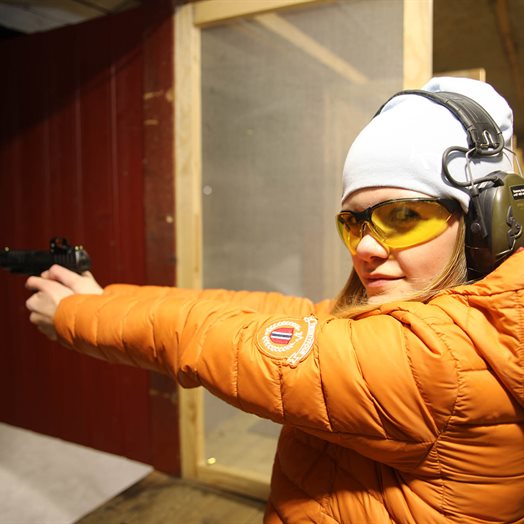 Adelén (12) er yngste jente i Norge som driver med IPSC