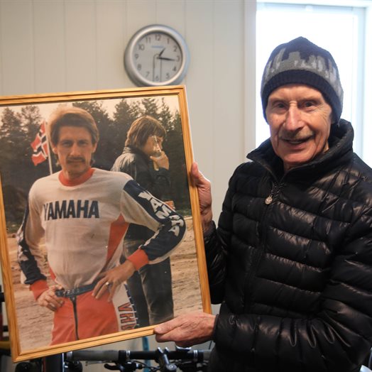 Johan er 79 år og enda ringer folk og spør om han vil være med ut og sykle