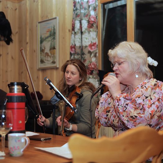 Hembøttin Bluegrass til Minne gårdskafé