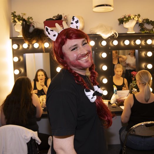 Eidsvoll Amatørteater skal showe til Dovre faller: - Vi lover høyt tempo og mye glitter og fjas!