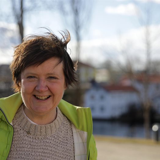 Merethe Roos holdt barnas 17.mai-tale på Tingvoll da hun var 12 år - nå er hun historieprofessor i Norge og æresdoktor i Uppsala