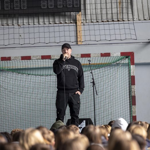 Sebastian Stakset med viktig budskap til ungdommen: - Vem ska du respektera mest? Dina föräldrar!