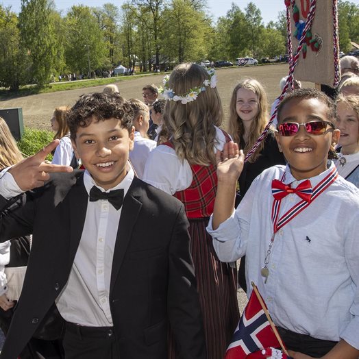 Tusenvis av feststemte mennesker på årtusenets fineste 17. mai