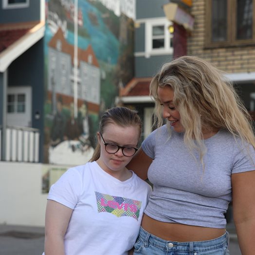 Angelika og Selene skal holde tale på Tingvoll 17. mai