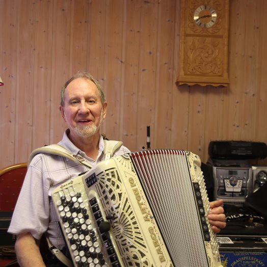 Magnar (83) har besøkt over 130 brannstasjoner i Norge og spilt trekkspill i 70 år