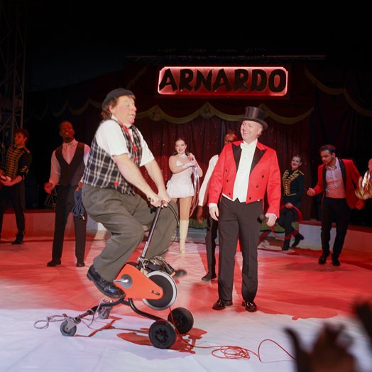 Cirkus Arnardo på Dal: - Den største gleden en kan ha, er å gjøre andre glad