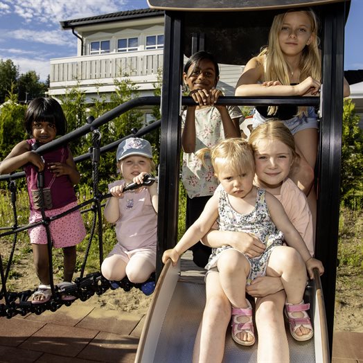 100.000 kroner til barna på Dal: – Du må ta bildet nå, for vi skal snart legge oss