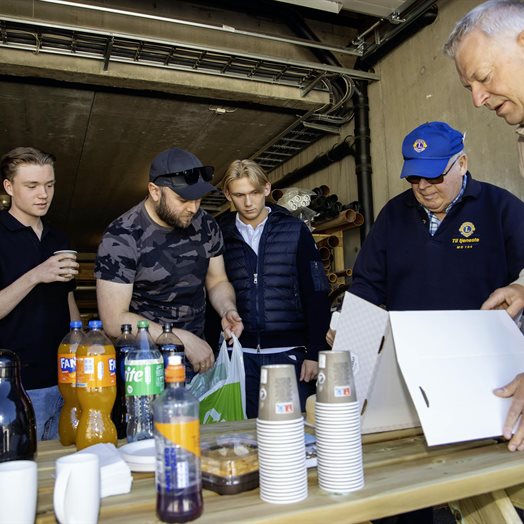 Lions takket byggfagelever: - Vi spurt'a Marianne om hu hadde mulighet til å bygge ei stue