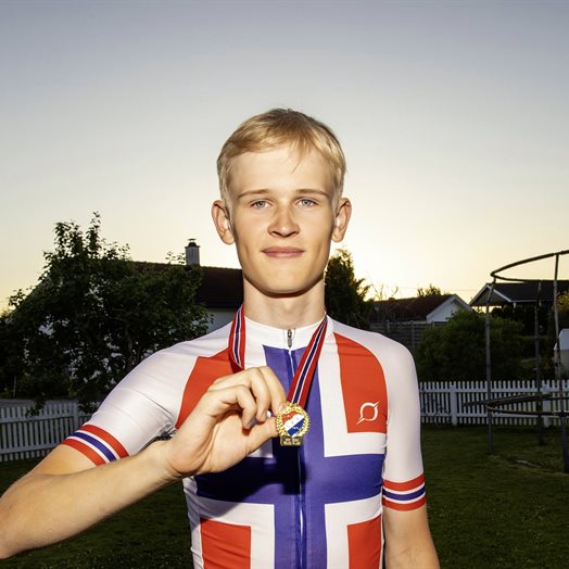 Henrik (16) fra Eidsvoll Verk tok NM-gull i landeveissykling: - Jeg var ikke akkurat favoritten