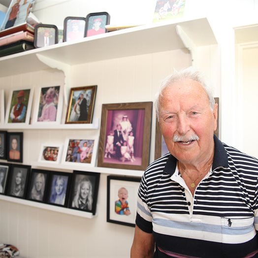 Tilfeldigvis frivillig - Einar (88) har hjulpet folk over hele verden i 40 år og har ingen planer om å slutte