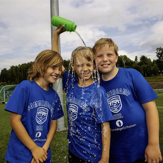 70 barn storkoste seg på sommercamp