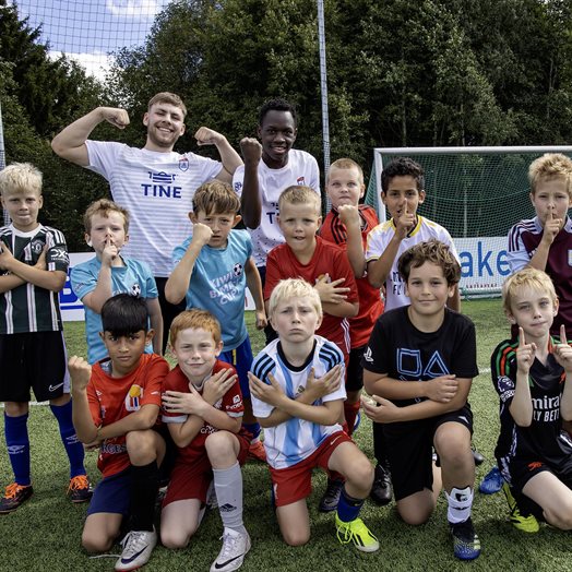 Sensommerfotball på stadio’n: - Det er pappa som holder med Liverpool