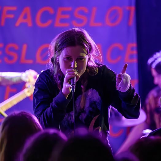 Punkrock og standup: En helt (u)vanlig fredagskveld i Eidsvoll 