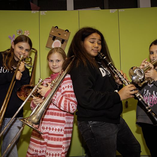 Søndre Eidsvoll Skolekorps går nye veier: - Det blir alt fra murbøttespilling til storslått korpsmusikk – og en frekk fugl