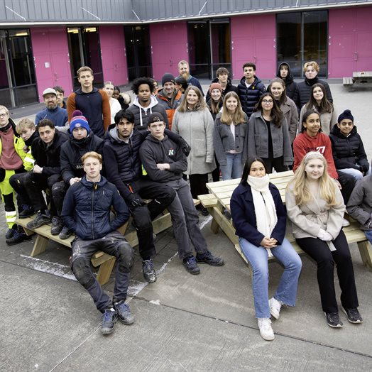 Skoleelever laget benker til skoleelever