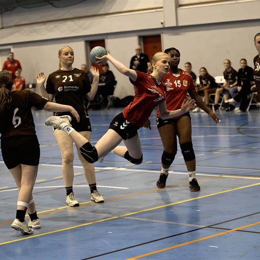 Halvveis til 100: Unge EIF-jenter bøtter inn mål!