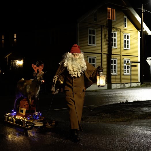 Jakten på julenissen: Omsider kom han - til fots - med Rudolf på slede!