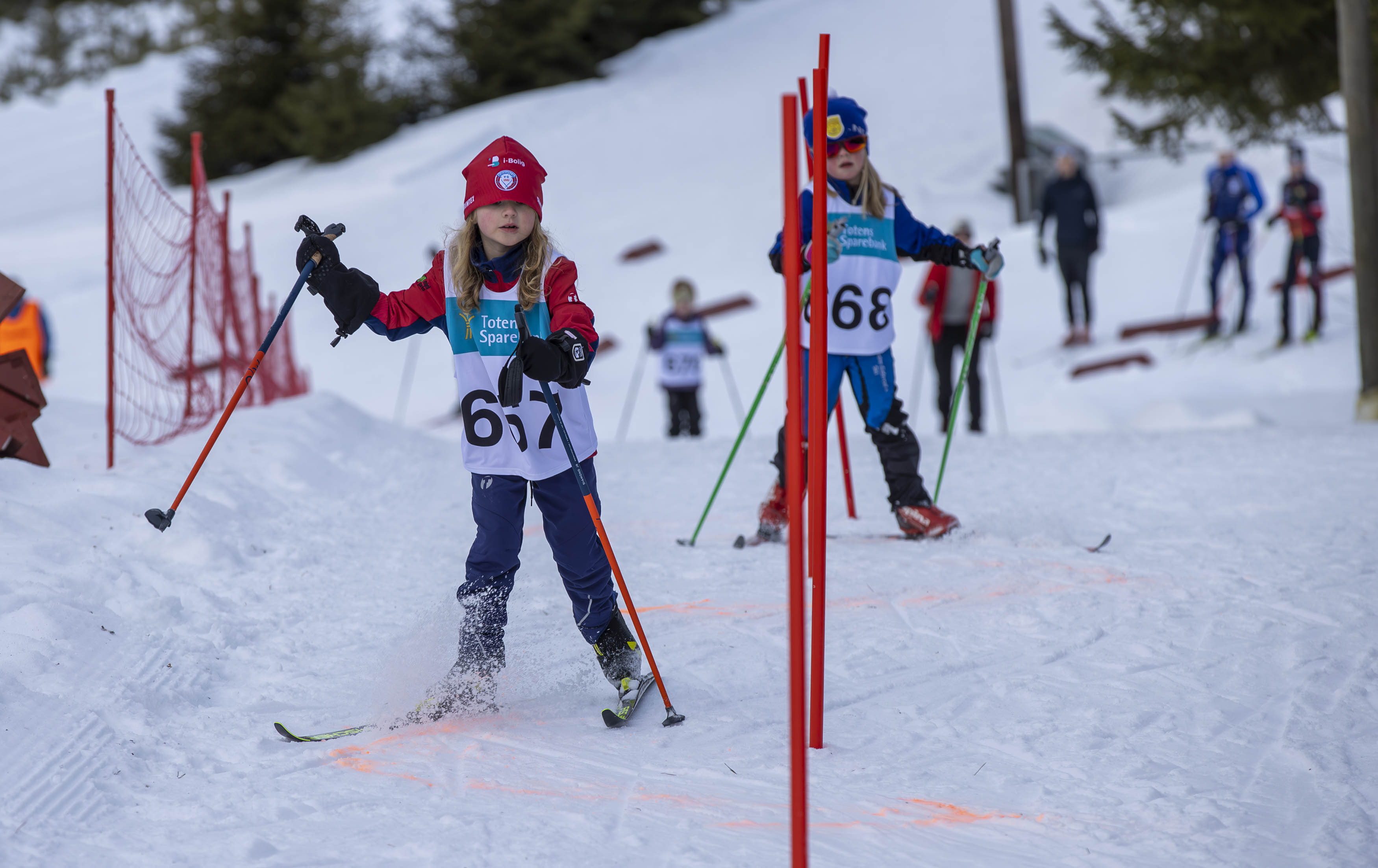 Slalåm i oppoverbakke. Solveig Myhre Nilsson og Oline Opsahl