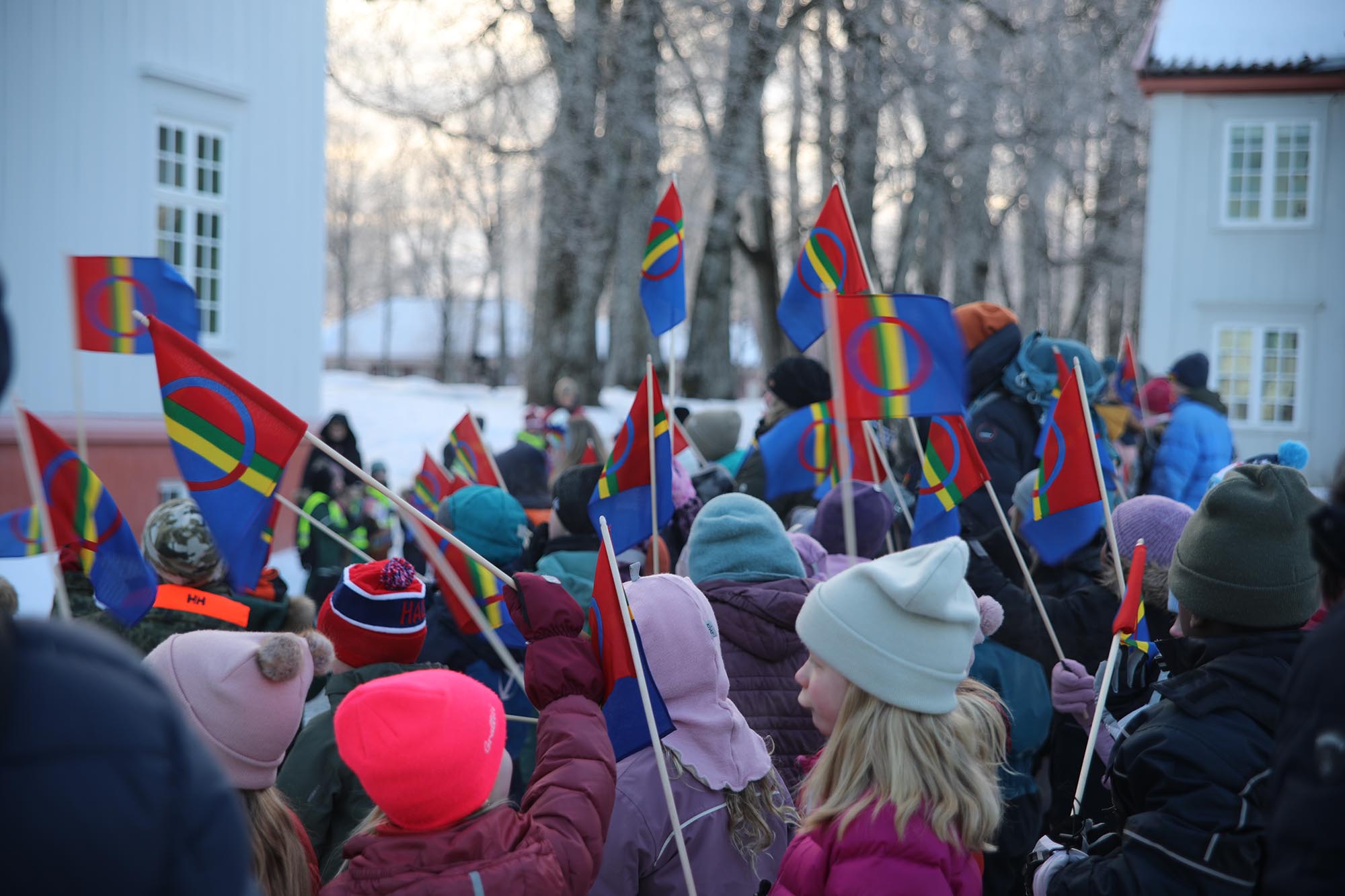 Barn fra Eidsvoll Verk skole hadde møtt opp ved Eidsvollsbygningen for å markere samefolkets dag Barn fra Eidsvoll Verk skole hadde møtt opp ved Eidsvollsbygningen for å markere samefolkets dag