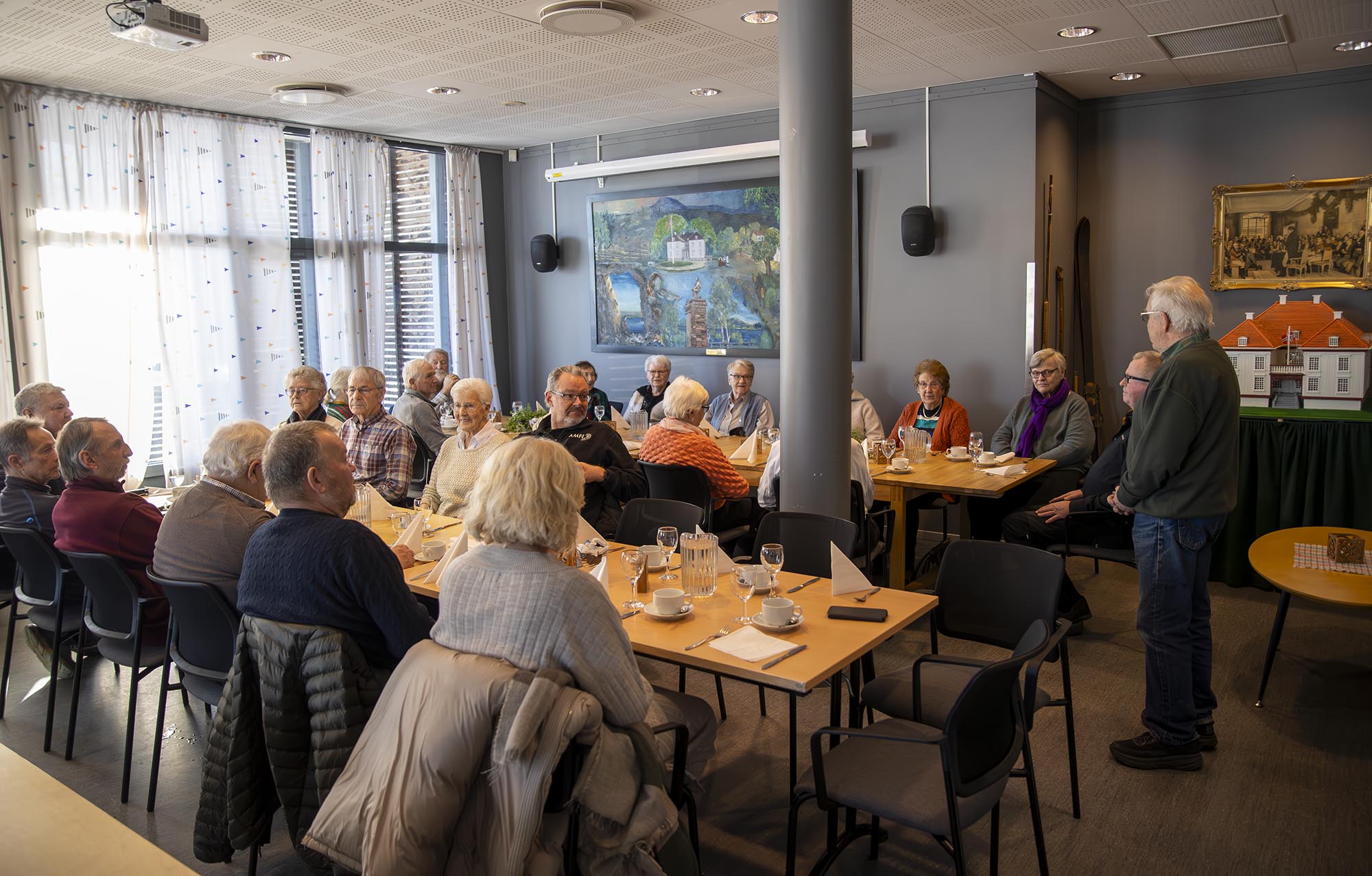 Leder av Søndre Eidsvoll 60+ Per Ivar Lundahl ønsket velkommen til bords